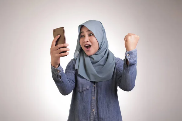 Wanita Muslim muda Dapatkan Kabar Baik di telepon nya — Stok Foto