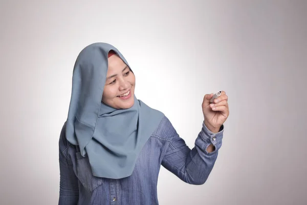 Perempuan Muslim Menulis di Layar Virtual — Stok Foto