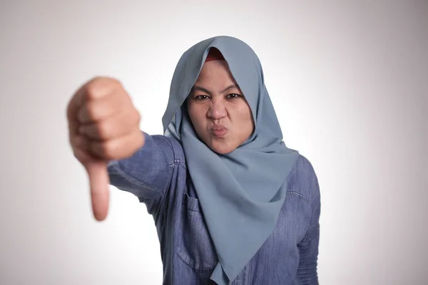 Muslim Lady Menunjukkan Thumbs Down Gesture, Disappointed Expression — Stok Foto