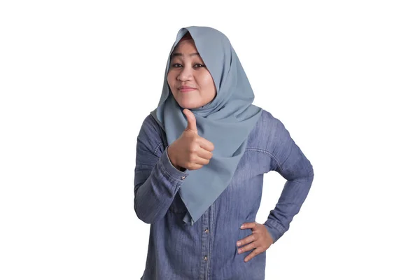 イスラム教徒の女性は親指アップジェスチャーを示しています — ストック写真