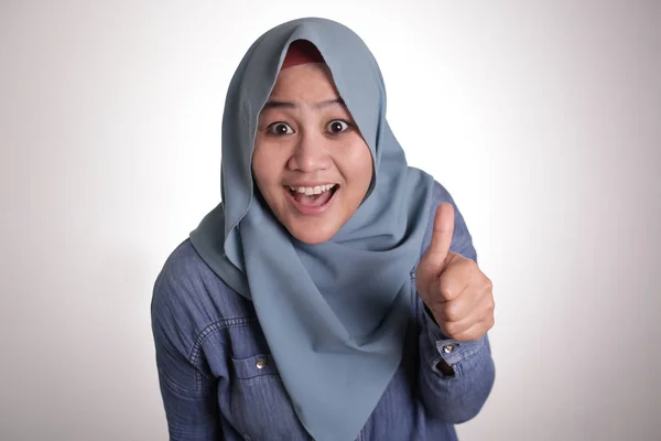 Muslim Lady Menunjukkan Thumbs Up Gesture — Stok Foto