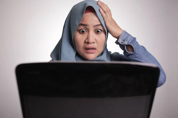 Muslim Woman Working on Laptop Shocked Stunned gesture — Stock Photo, Image