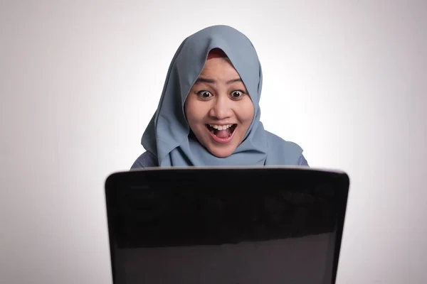 Muszlim nő dolgozik Laptop sokkolta döbbent izgatott gesztus — Stock Fotó