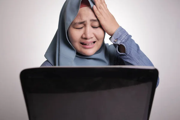 Muslim Woman Working on Laptop, Crying to See Bad Financial Loss — Stockfoto