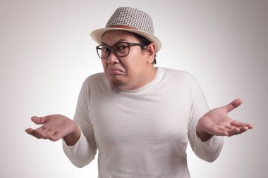 Asyalı adam shrug omuz ben jest bilmiyorum