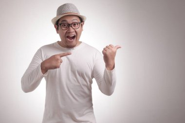 Gösterilen ve bir şey onun tarafında işaret eden genç adam