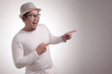 Gösterilen ve bir şey onun tarafında işaret eden genç adam