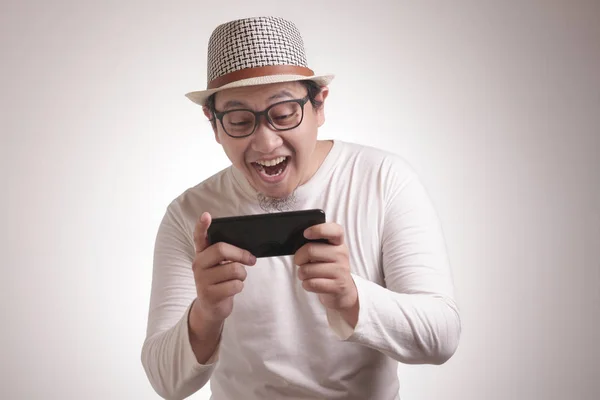 有趣的年轻亚洲人玩游戏平板电脑智能手机 — 图库照片
