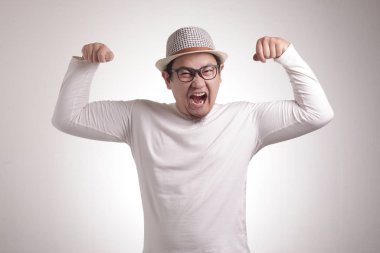 Komik Narsistic adam çift biceps Pose gösterir