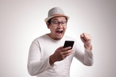 Genç adam mesaj okuma telefonda Sohbet Gestur şaşırttı