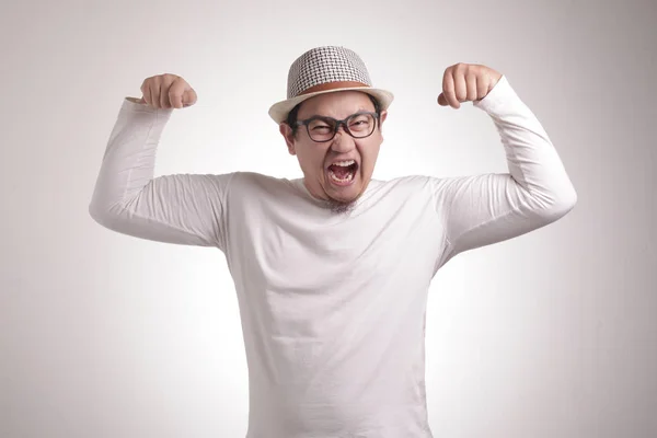 Komik Narsistic adam çift biceps Pose gösterir — Stok fotoğraf