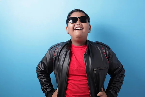 행복 한 성공을 거둔 살찐 아시아 소년 가죽옷을 입고 선글라스를 쓴 모습 — 스톡 사진