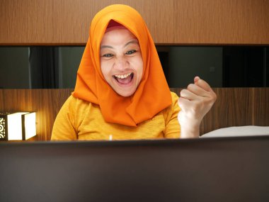 Müslüman Lady onu em Iyi haber alma, jest kazanan gösterir