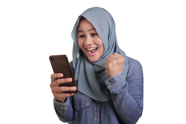 Молодая мусульманка получает хорошие новости на телефон — стоковое фото