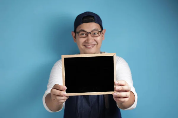 Chef masculino asiático pr camarero muestra pizarra vacía, presentando BLa — Foto de Stock