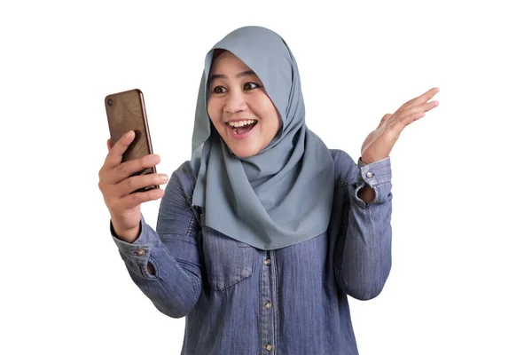 Unga muslimska kvinnan få goda nyheter på hennes telefon — Stockfoto