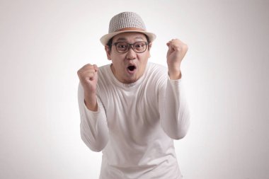 Mutlu Asyalı adam neşeyle dans ediyor, kazanıyor.