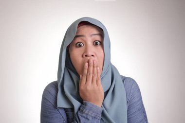 Müslüman Lady şok ve ağzını kapanış 