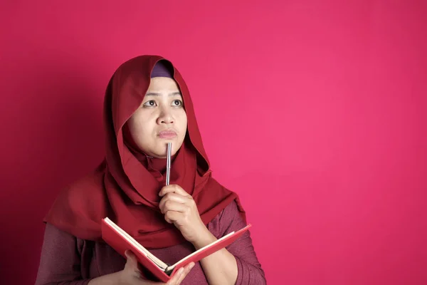 Boldog magabiztos sikeres ázsiai muszlim nő visel hidzsáb wri — Stock Fotó