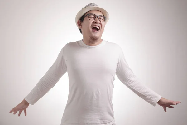 Glad rolig asiatisk man dansar full av glädje, vinna — Stockfoto