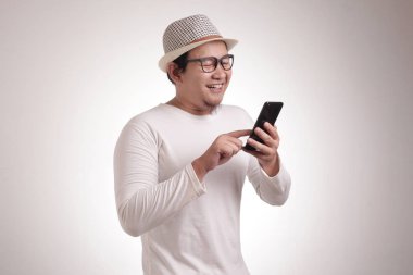 Mutlu gülümseyerek telefonundan sohbet mesaj okuma genç adam