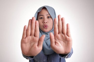 Müslüman Kadın Hareketi Durdurdu