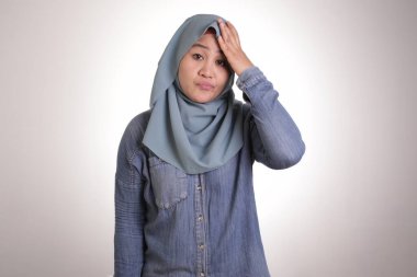 Müslüman Kadın Üzgün İfade Gösterir