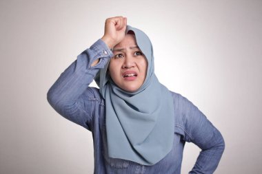 Müslüman Kadın Kafası Karışık ve Endişeli Hareket