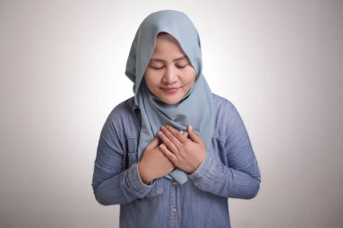 Müslüman Kadın Gözlerini Kapat, Ellerini Kalpte ve Dua Et