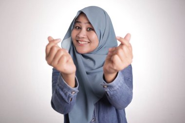 Müslüman kadının para hareketi yapması