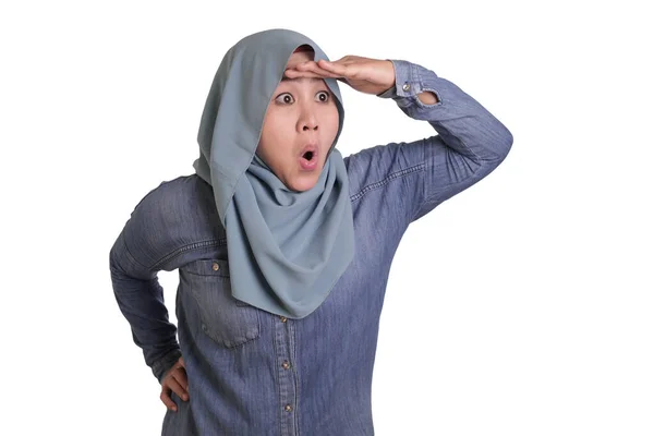 Muslim Woman Looking Far Ahead — Stock Photo, Image