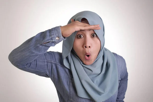 Muslimská žena pohled daleko vpředu — Stock fotografie