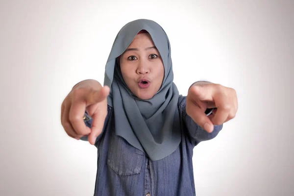 Moslim vrouw wijzen naar de camera als het kiezen van je concept — Stockfoto