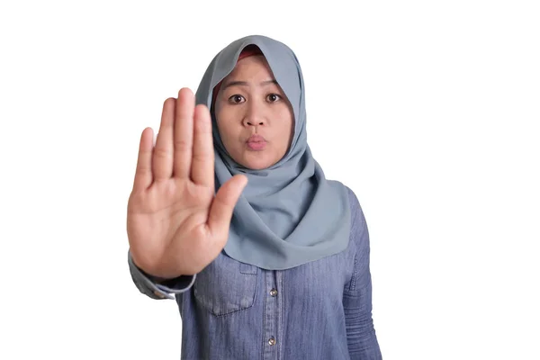 Μουσουλμάνα γυναίκα δείχνει στάση χειρονομίας — Φωτογραφία Αρχείου