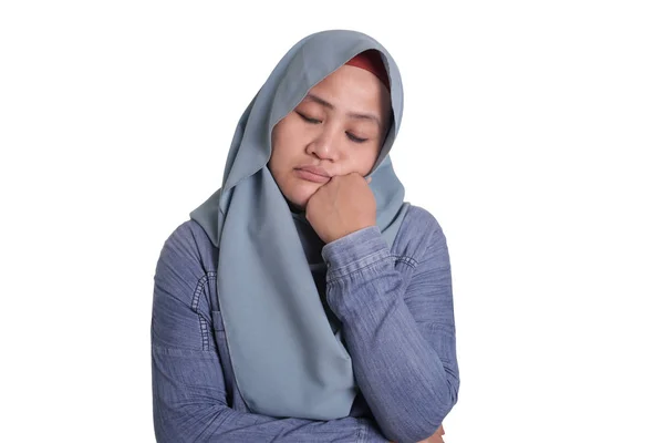 Trött sömnig Muslim Lady gäspningar — Stockfoto