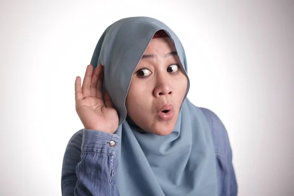Mulher Muçulmana sorrindo enquanto faz gestos auditivos — Fotografia de Stock