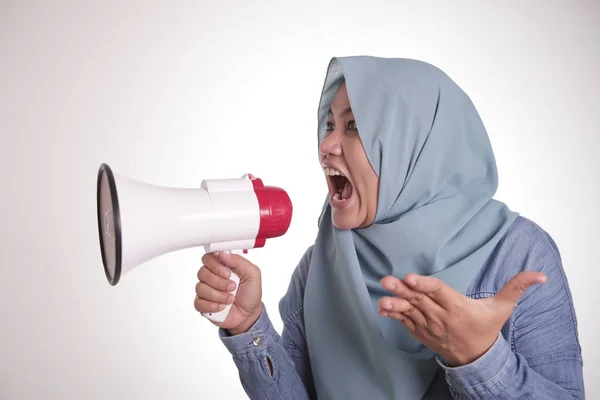 Mujer musulmana enojada, gritando en megáfono — Foto de Stock