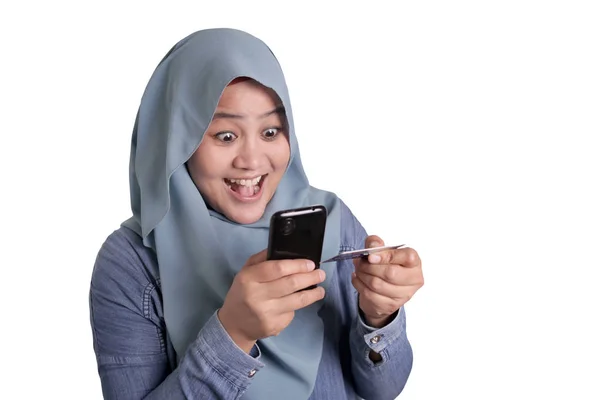 Mulher muçulmana comprando on-line a partir do conceito de telefone móvel — Fotografia de Stock
