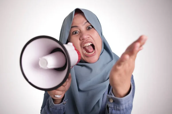 Mujer musulmana enojada, gritando en megáfono — Foto de Stock