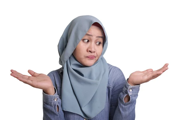 Muslim Woman Confuse to Make Decision Between Right or Left Choi — Stok Foto