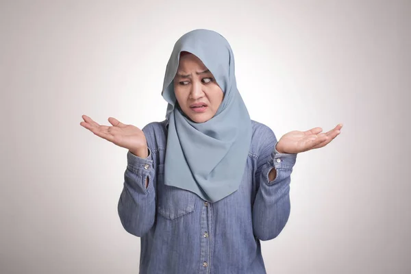 Mujer musulmana confunde para tomar decisiones entre derecha o izquierda Choi —  Fotos de Stock