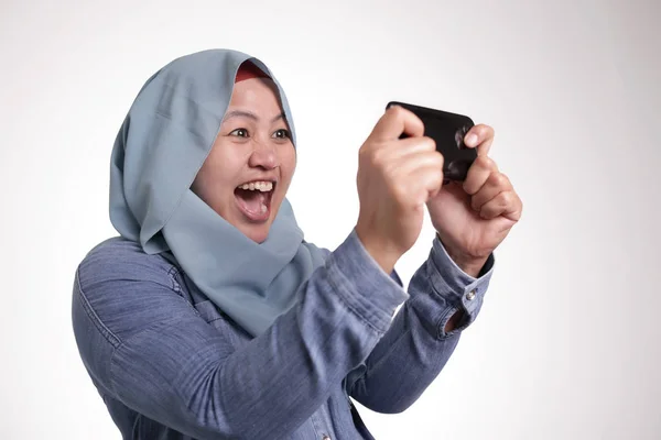 Μουσουλμάνα γυναίκα ενθουσιασμένος για να παίξει παιχνίδια στο τηλέφωνο — Φωτογραφία Αρχείου