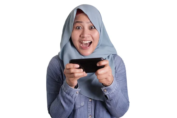 Muslim Woman excité de jouer à des jeux sur téléphone — Photo