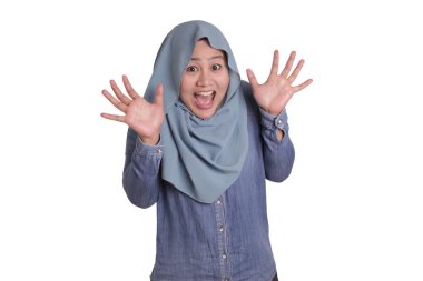 Şirin Müslüman Bayan gösterir açık ağız ile sürpriz yüz şok