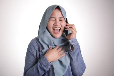 Müslüman Lady Telefonda Konuşuyor, Gülen İfade