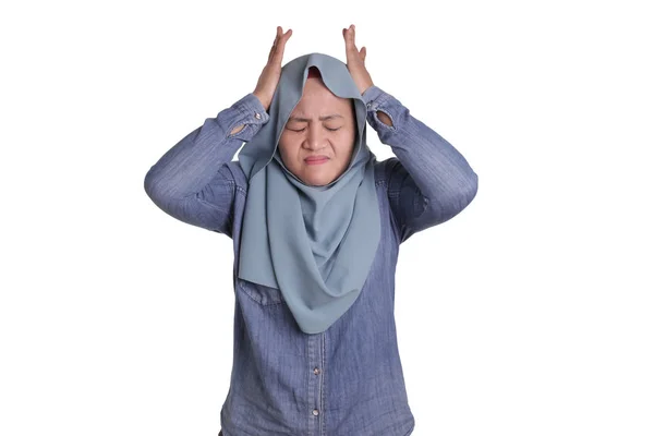 Portrait of Asian muslim lady wearing hijab hold her head in pai — Stock Photo, Image