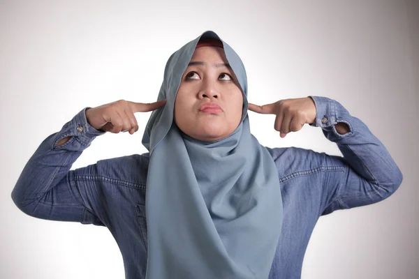 Asiatique musulman dame fermer ses oreilles — Photo