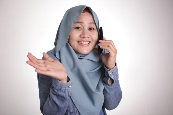 Muslim Lady Berbicara di Telepon, Tersenyum Ekspresi — Stok Foto