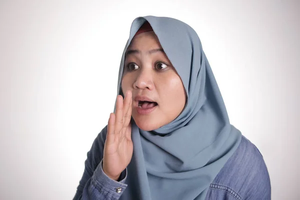 Muslimische Frau flüstert etwas — Stockfoto