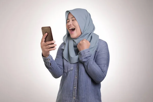 Jovem muçulmana obter boas notícias em seu telefone — Fotografia de Stock